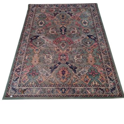 un tapis vert à motifs floraux sur fond blanc