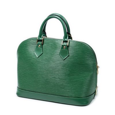 un sac Louis Vuitton vert sur fond blanc