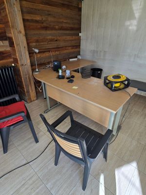 une table et des chaises en bois dans une pièce équipée d'un radiateur
