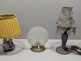 trois lampes posées sur une table blanche