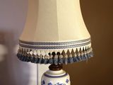 une lampe posée sur une table dans une pièce