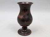 un vase brun posé sur une table