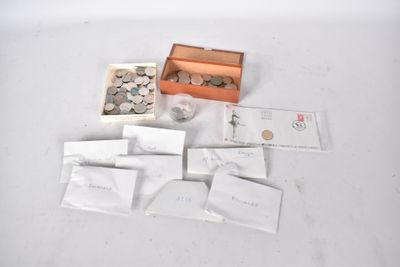 une boîte de pièces posée sur une table blanche