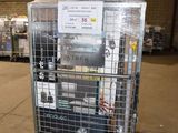 un chariot contenant beaucoup d'articles dans un entrepôt
