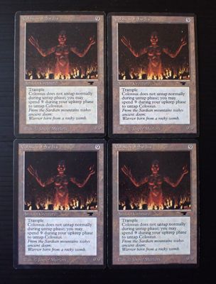 quatre cartes sur lesquelles figure l'image d'un démon, posées sur une table