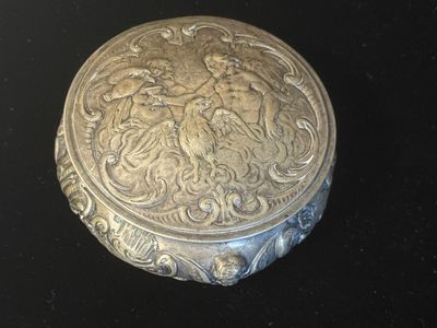 une bague en argent sur laquelle est gravée l'image d'un homme à cheval