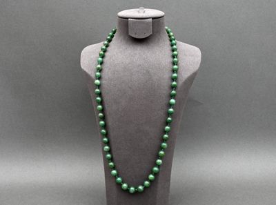 un collier de perles vertes sur un mannequin d'exposition