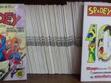 deux livres posés sur une table