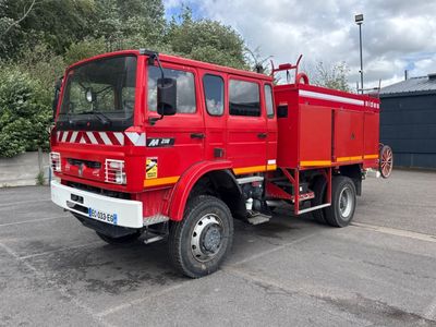 un camion de pompiers rouge garé sur un parking