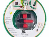 un gros plan sur un tuyau d'arrosage vert et rouge avec deux tuyaux rouges
