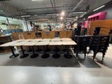 une table et des chaises dans une pièce où il y a beaucoup de tables et de chaises