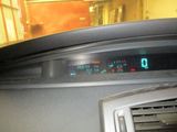 un tableau de bord de voiture sur lequel figure une horloge numérique