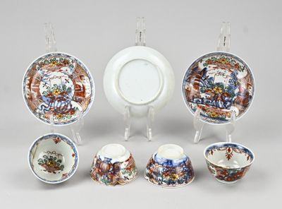 Plusieurs pièces de porcelaine sont disposées sur une table