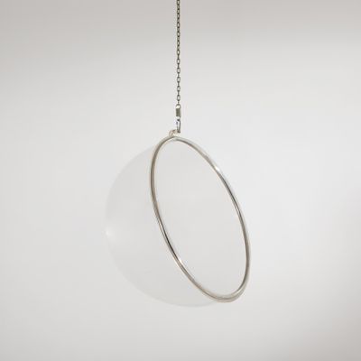 un gros plan d'un miroir circulaire suspendu à une chaîne