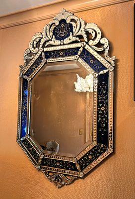 un miroir accroché au mur d'une pièce