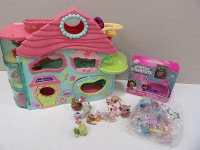 une boutique « Littlest Pet Shop » avec des jouets et des accessoires posés sur la table