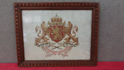 une vieille photo encadrée représentant un blason orné de deux lions