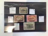 une photo d'une collection de timbres sur un mur