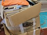 une boîte en carton contenant beaucoup de papiers