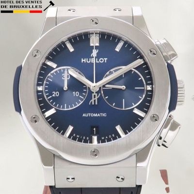 une montre avec un cadran bleu et un bracelet noir
