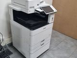 une photo montrant une imprimante et un ordinateur portable dans une pièce