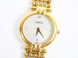 une image d'un gros plan d'une montre-bracelet sur une surface blanche