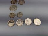 cinq types de pièces différents qui se trouvent sur la table