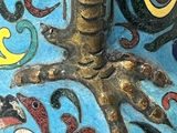un vase décoratif orné d'un oiseau, posé sur une table