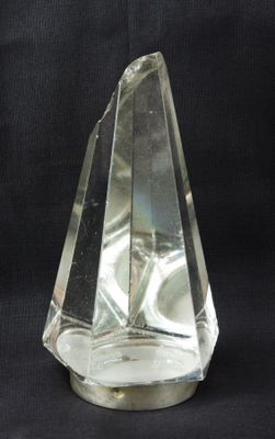 un objet en verre transparent sur fond noir
