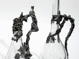 deux vases posés l'un à côté de l'autre sur une table