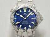 une photo d'une montre au cadran bleu, montée sur un bracelet argenté