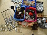 un tas d'objets divers posés par terre à côté d'une paire de chaussures