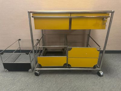 un chariot en métal muni de deux tiroirs jaunes
