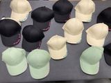 plusieurs chapeaux posés ensemble sur une table