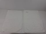 un lit recouvert d'un drap blanc et d'un oreiller blanc