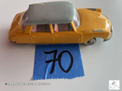 une petite voiture avec un numéro à l'avant