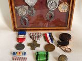 une photo d'une vitrine contenant des médailles et des médailles
