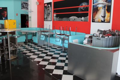un sol à carreaux noirs et blancs dans un snack-bar
