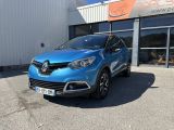 une voiture bleue garée devant un bâtiment