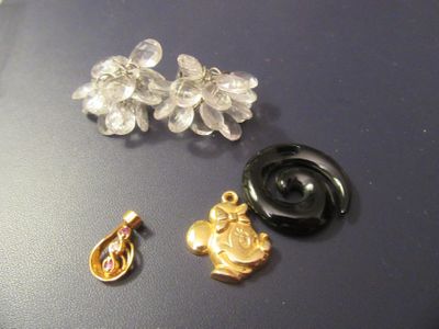 trois breloques posées sur une table