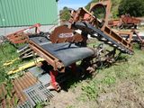 une grosse machine qui est posée dans l'herbe