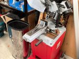 une machine posée sur une boîte rouge
