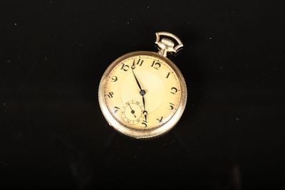 une montre de poche antique sur une surface noire avec un fond noir
