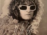 une vieille photo d'un homme portant des lunettes de soleil et un manteau en fourrure