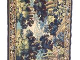 une image d'une tapisserie accrochée au mur d'une pièce