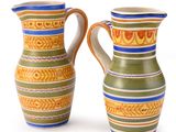 deux vases posés côte à côte sur une surface blanche