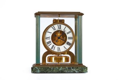 une horloge posée sur une table