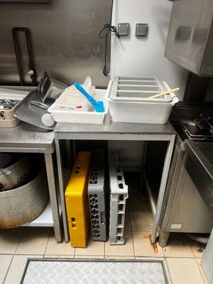 une petite cuisine équipée d'une cuisinière, d'un évier et d'autres appareils électroménagers