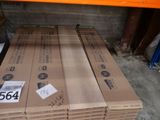 Plusieurs cartons sont empilés les uns sur les autres dans un entrepôt