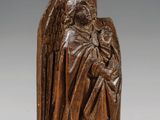 une figurine en bois sculptée représentant un ange tenant un enfant dans ses bras